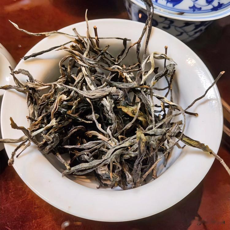 《茶道玄机·七律体》
铜壶沸水碧波翻，新芽初怯浪涛寒。
世人多爱浮华色，茶客方知