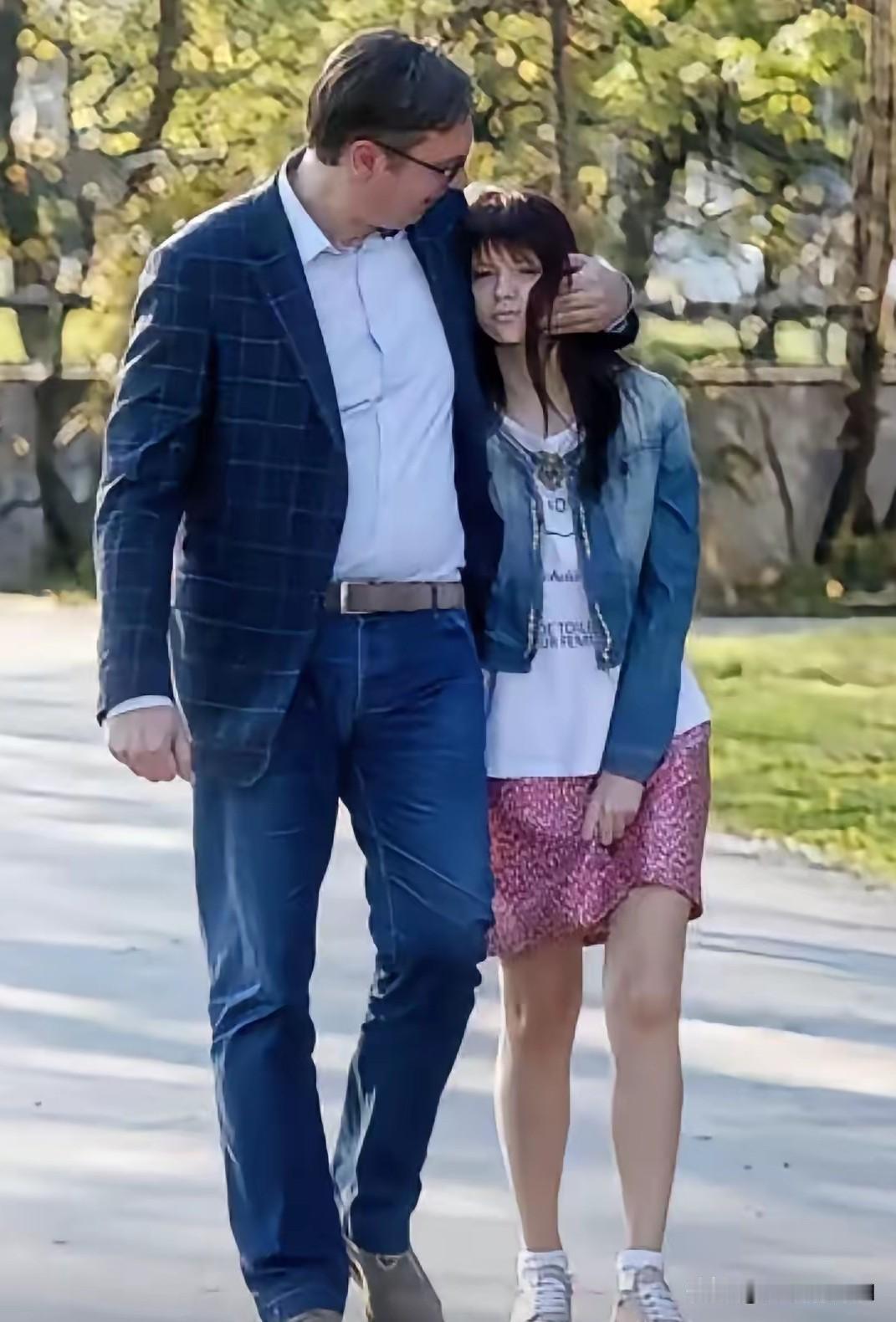 看这张照片真的被戳中了！谁能想到，在国际舞台上为国家据理力争的武契奇总统，私下里
