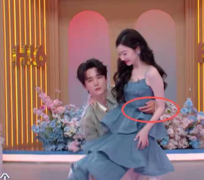 摸景甜胸侧，搂李雪琴胳膊，没分寸感的他来《你好星期六》干嘛？
娱乐 明星