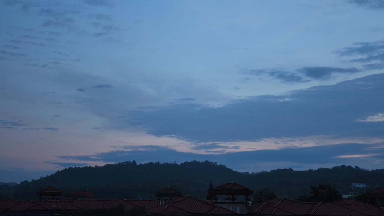 秋日清晨，纳溪五顶山的天光太舒服了
 秋日的清晨，一推开窗，秋风先扑到脸上，凉丝