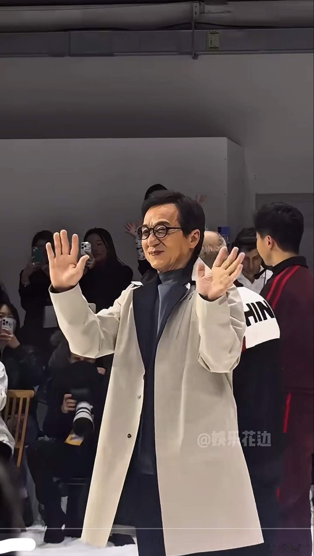 成龙演我爸在时装周成龙和马龙都是巨星中的巨星，一个是在乒乓球运动领域登峰造极，一