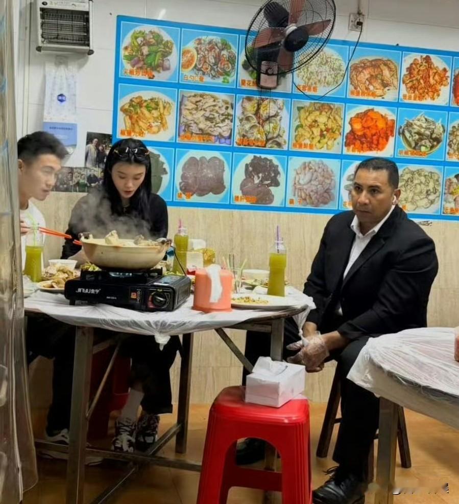 奚梦瑶何猷君外出带保镖，还让保镖一块同桌吃饭！
 
5月15号，奚梦瑶何猷君夫妻