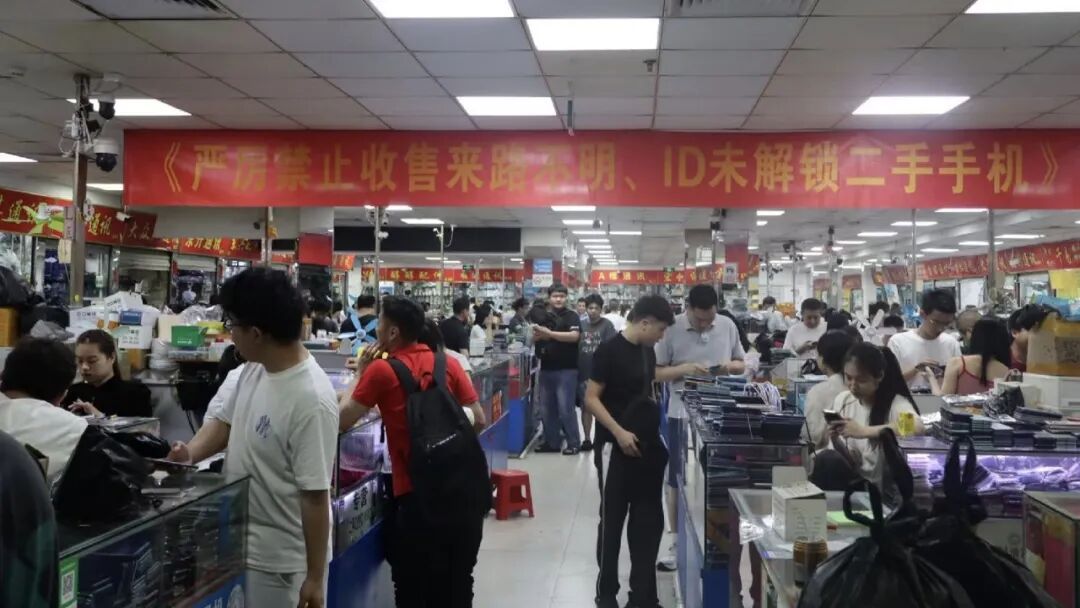 【#废旧手机回收价格腰斩#】“从4月初到现在，废旧手机回收价格普遍跌了百分之四五