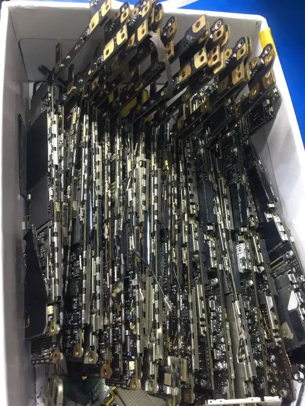 这男子的操作简直绝了！用一堆 SIM 卡芯片废料竟然炼出 191.73 克黄金。