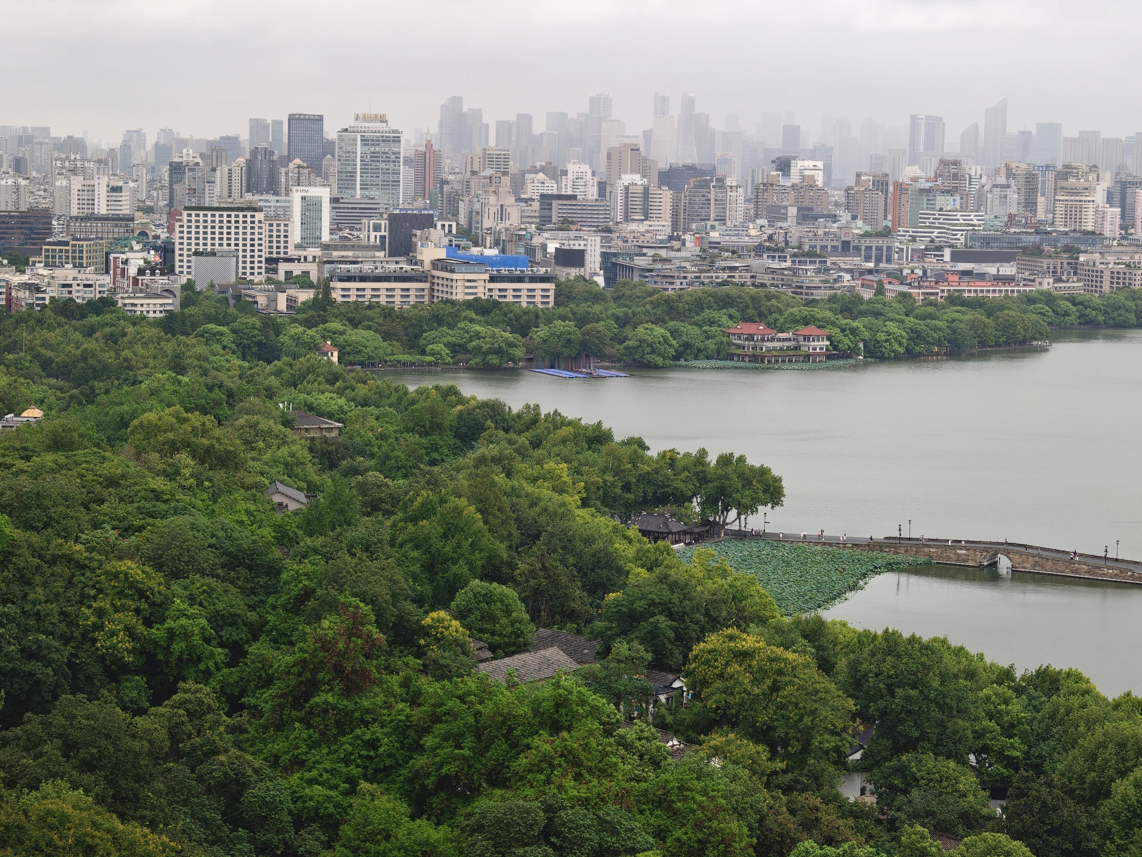 雨过以后能见度很高，在宝石山上吃早餐。  ​​​