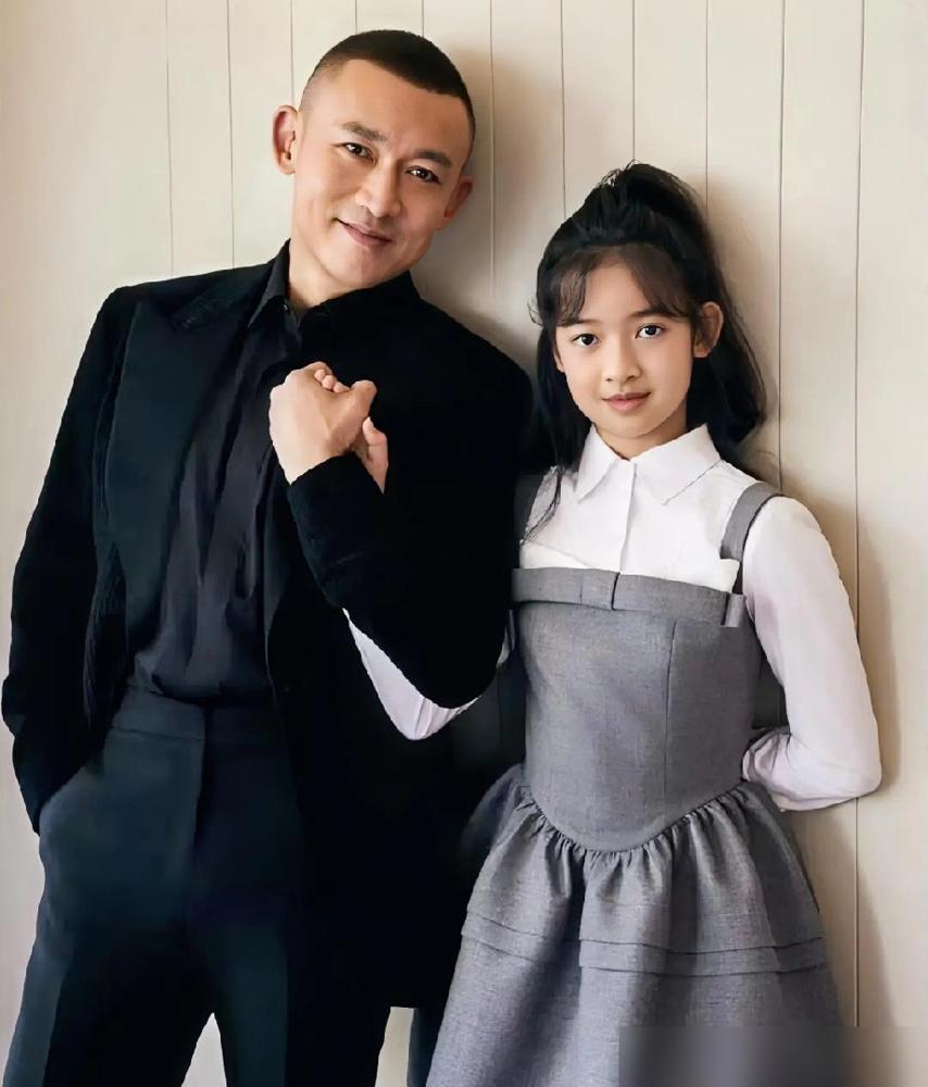 我查了一下《风与潮》小渔这个演员
​
不查不知道，一查真被惊艳到
​
想不到才1