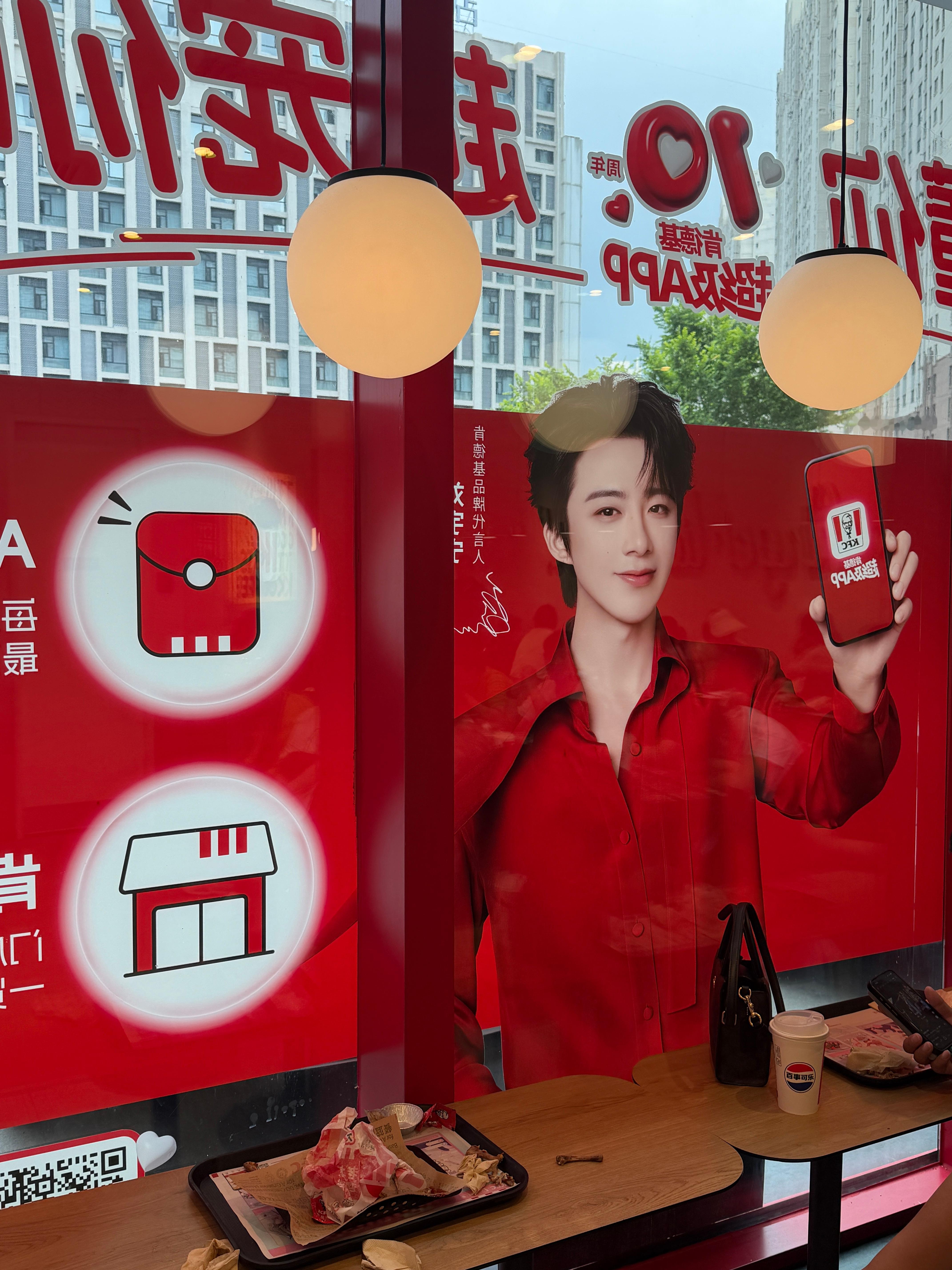 刘宇宁肯德基品牌代言人。刘宇宁 今天打卡肯德基线下主题店啦，宁哥的大图好帅好帅，