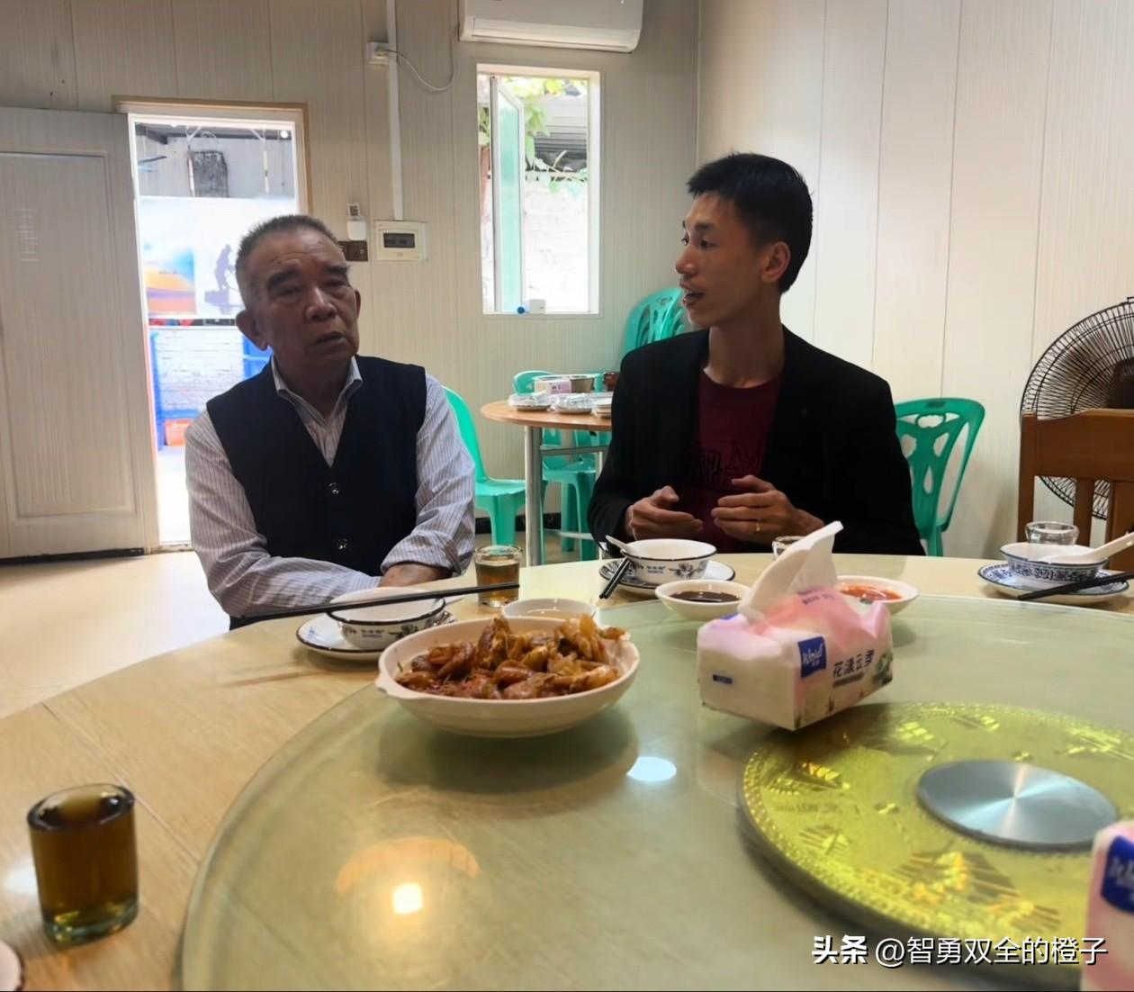 看到李鑫父亲手背上的针头，终于明白李鑫为什么要对姐姐发火了！

老爷子还在医院输