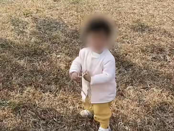 广东佛山这2岁娃也太幸运了！在草地上随手捡了条70克的黄金项链，值差不多7万呢！