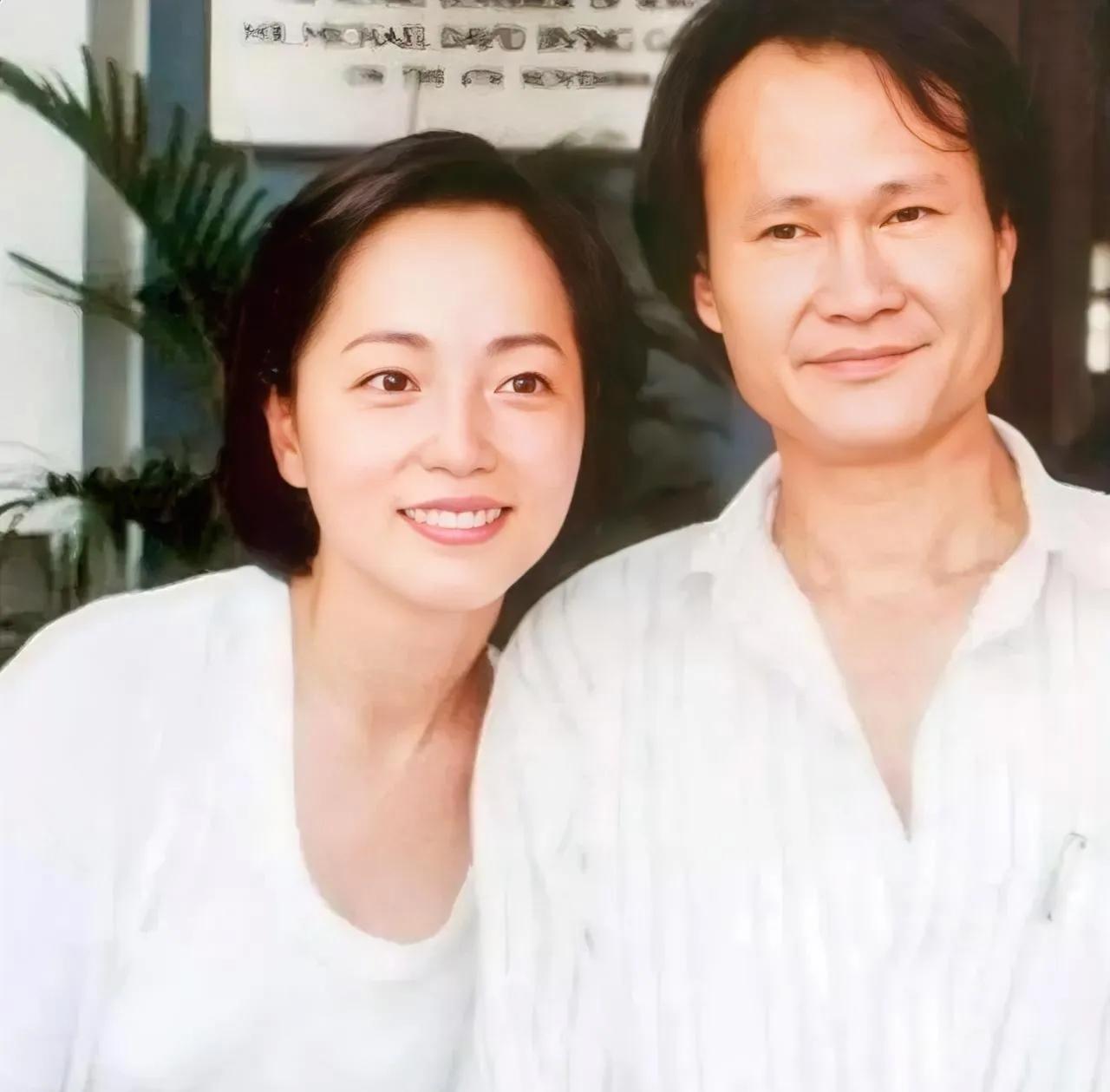 90年代初，林正英和苑琼丹，一张珍贵的留影，照片中的他们面对镜头，脸上挂着微笑，