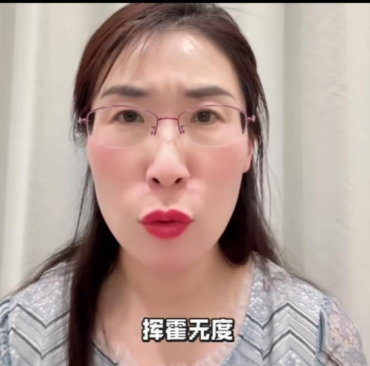 朱女士发视频自证
又是捏脸又是捏鼻子
朱女士还是没有忍住，关于网络上说她挥霍无度
