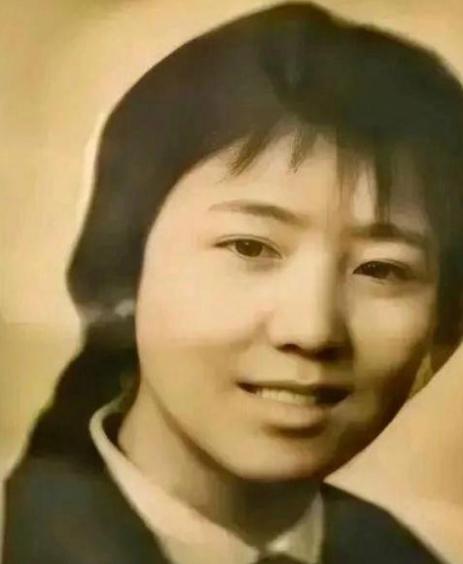 1972年，泥瓦匠张复生迎娶了女知青乔献华。新婚夜，他发现妻子的腰很粗，面对他的