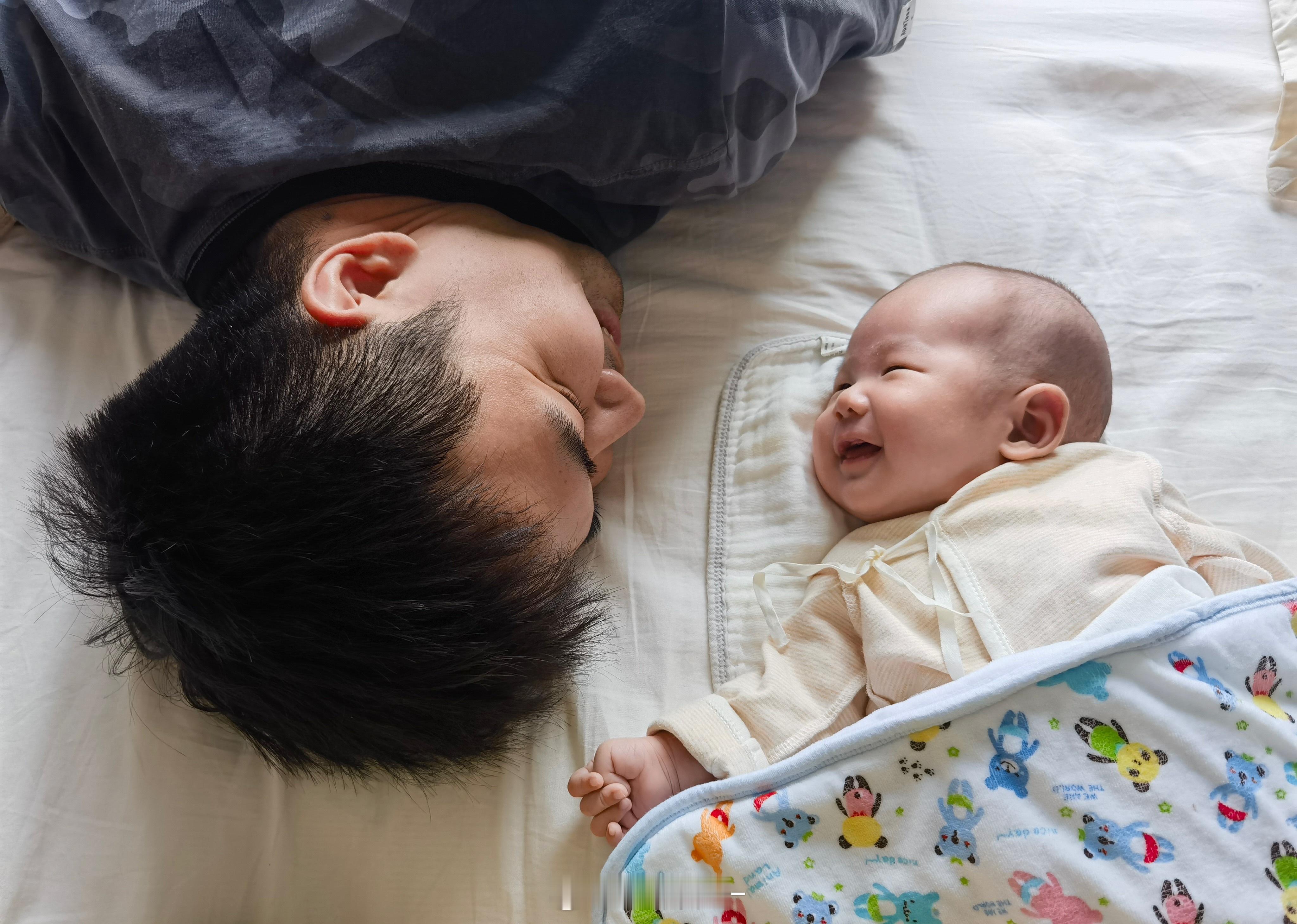 之前不理解为什么育婴阿姨工资那么高，现在理解了。给阿姨放假这几天，熬的我黑白颠倒