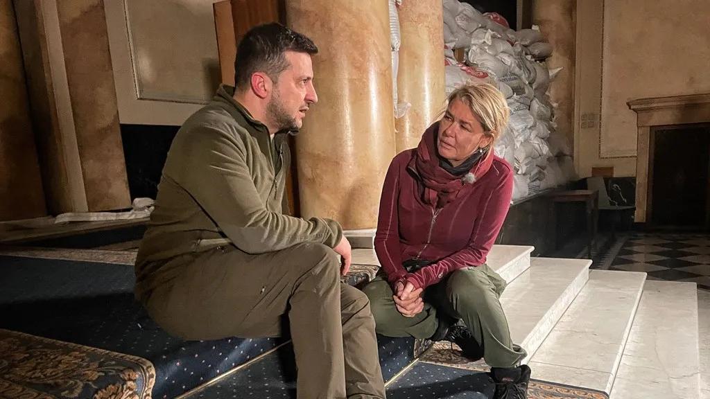 2022年3月，乌克兰全面战争爆发一个月后，英国天空新闻特派记者亚历克斯·克劳福