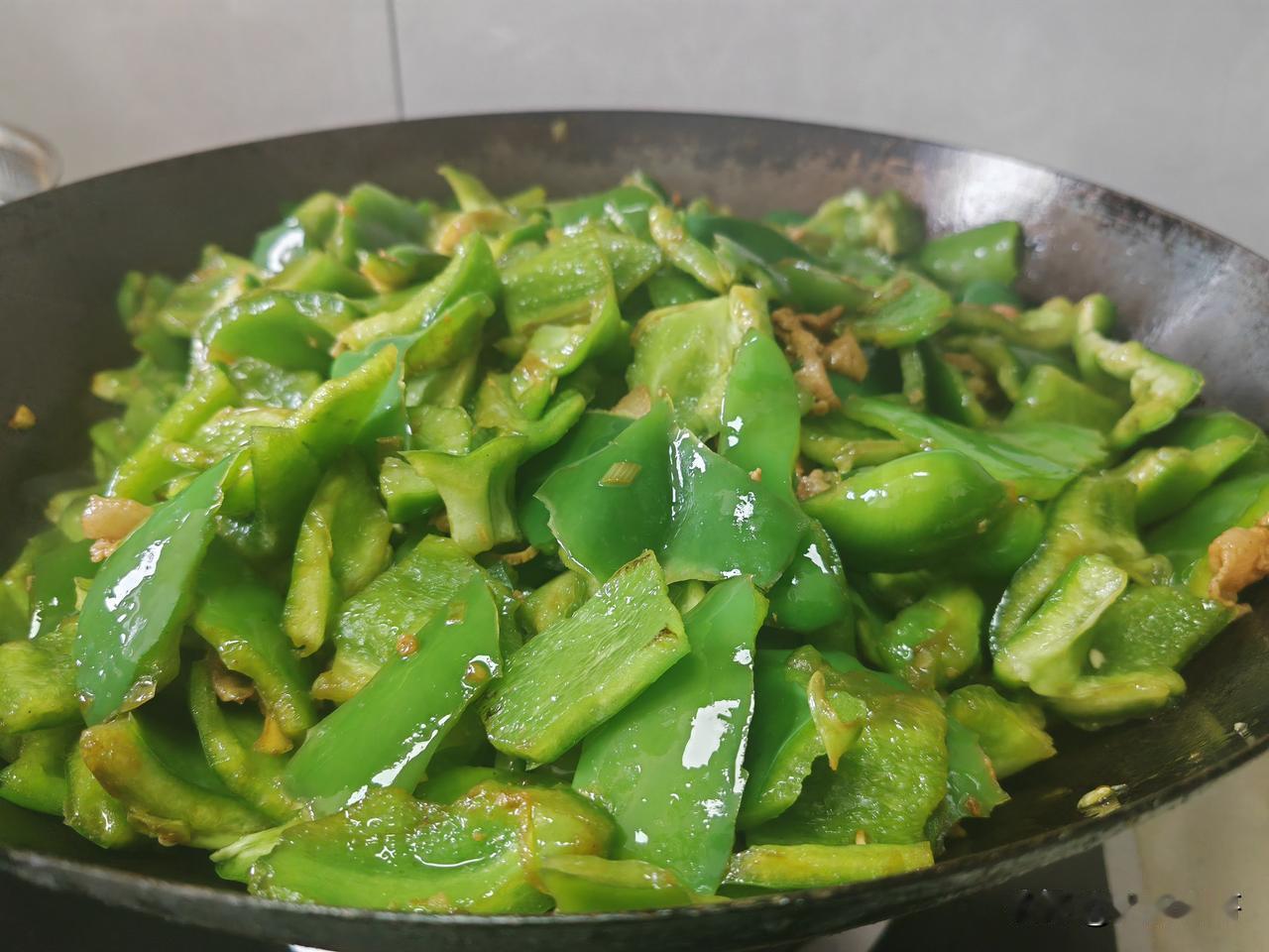 你们炒菜的时候喜欢放葱花吗?我做菜基本上离不了葱姜蒜的，尤其是家常菜更是少不了葱