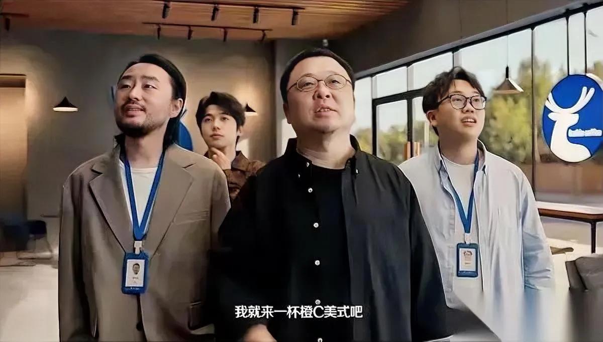 今早刷到瑞幸的短片，我攥着手机笑出了声——

罗老师又站在柜台前，开口就是“五杯