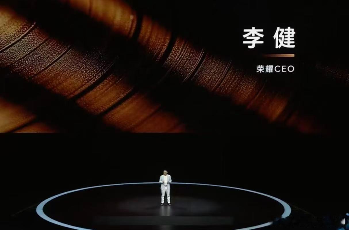 北京人形机器人创新中心自研的全尺寸人形机器人“天工Ultra”，用时2时40分4