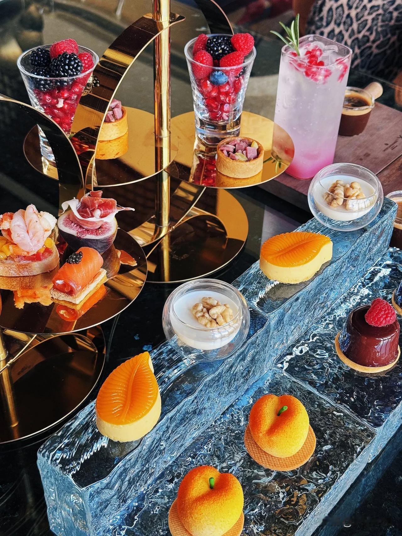 金风轻摇叶，秋意韵悠长。彩蝶蹁跹处，秋颂下午茶正当时。约了朋友一起愉快的在洲际酒