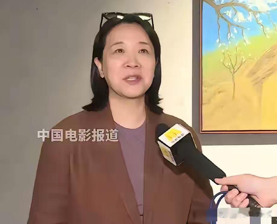 陈小艺老成这样了，素颜惨不忍睹，和美女一点不搭边了，而且喜欢斜眼睛看人，与银幕上