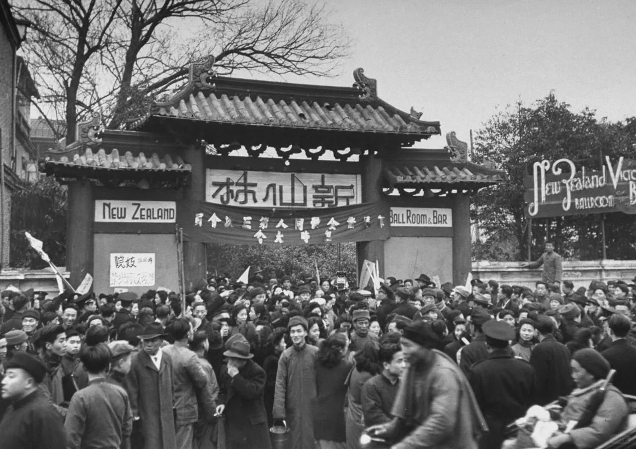 1948年1月31日，上海。28家舞厅的舞女，乐师3000多人，在南京...