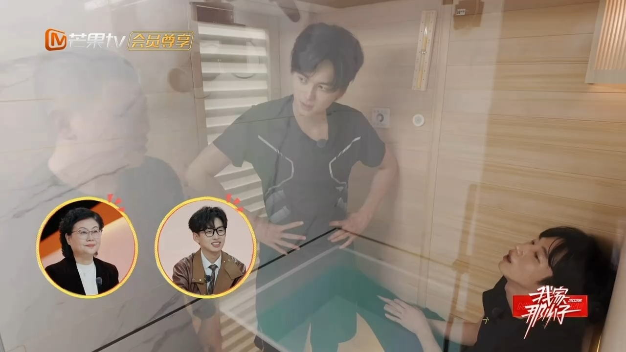 吕严澡堂摔倒的那一秒在想什么我家那小子大型社死名场面！吕严澡堂刚被人认出，整个人