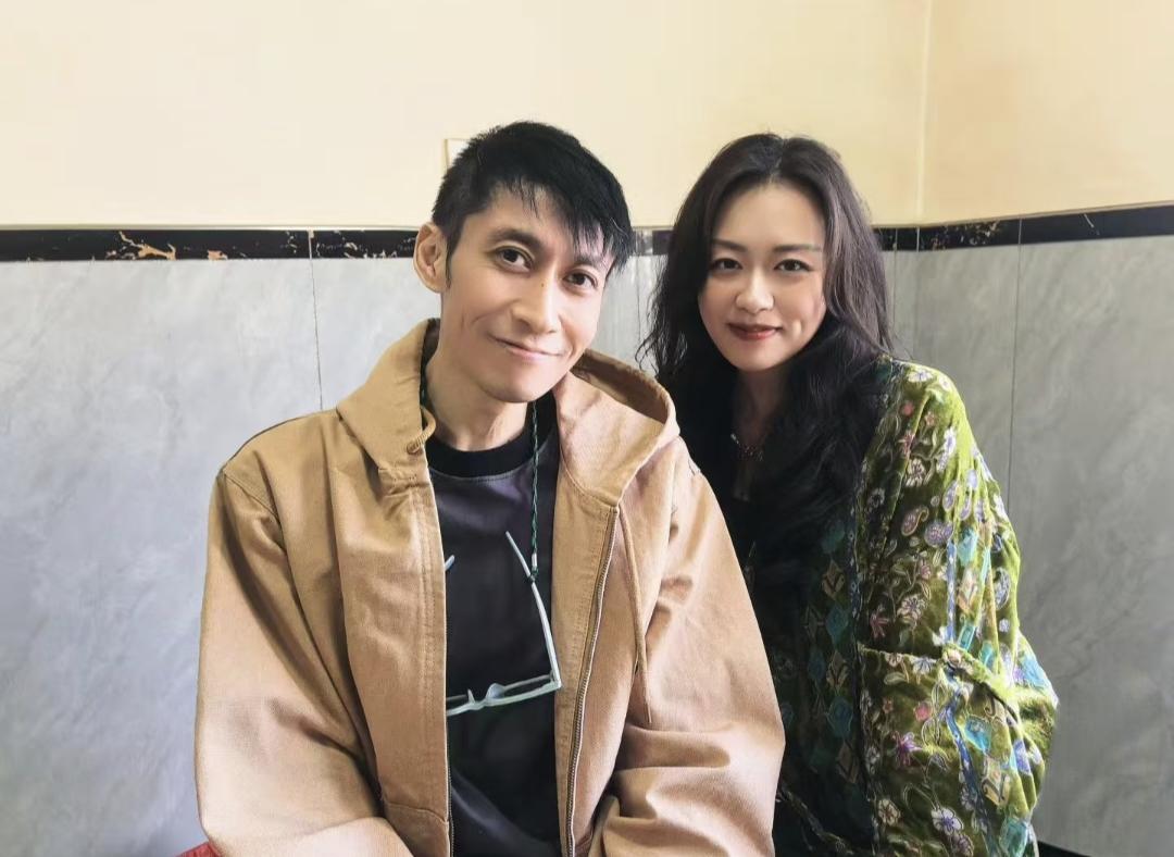 4月26日，古早偶像剧男神盛超晒出了一组和朋友的聚餐照，他的状态非常差，身材暴瘦