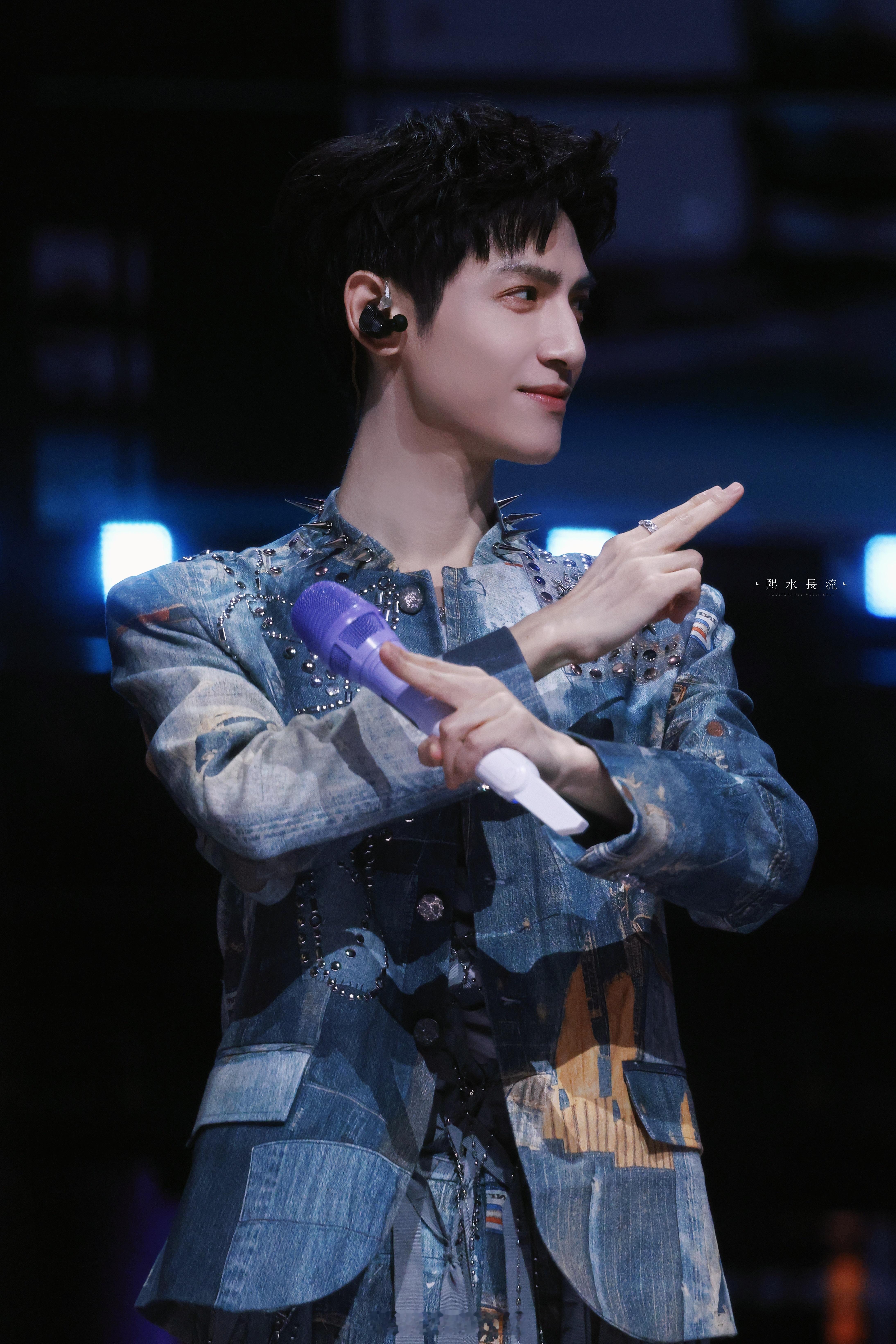 罗云熙四川卫视花开天下新年演唱会录制路透，罗云熙超帅的呀！ 罗云熙又给我带惊喜来