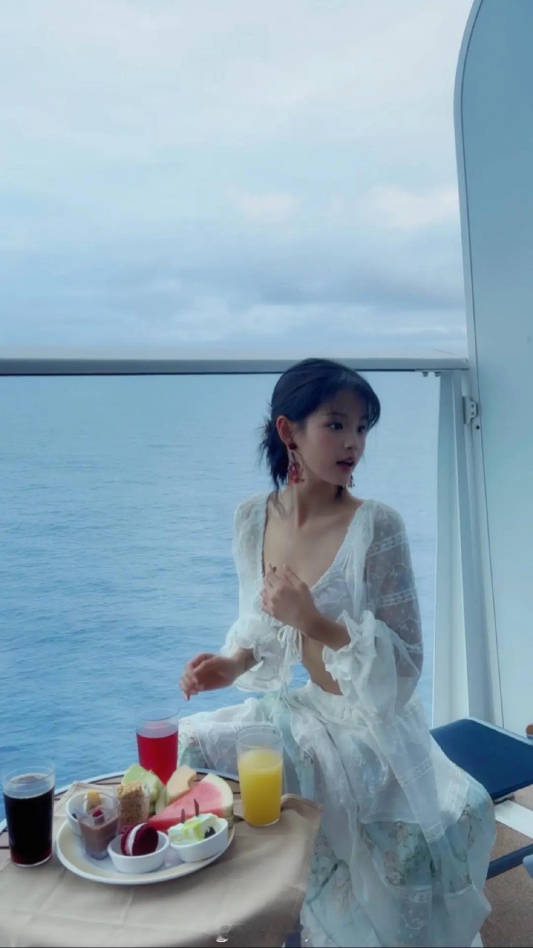 好喜欢他俩，很有活人感的CP，不像现在长剧某些演员都整的太假了。

杨咩咩虽然个