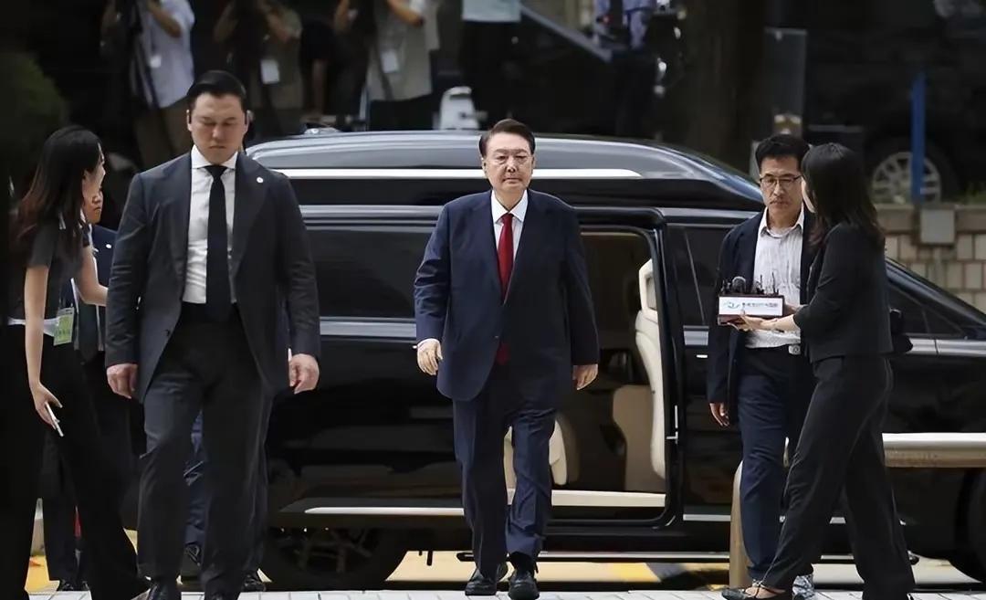 韩国原总统尹锡悦开创了韩国史上的先例，这时候他已经是2次锒铛入狱，这可以说是在韩