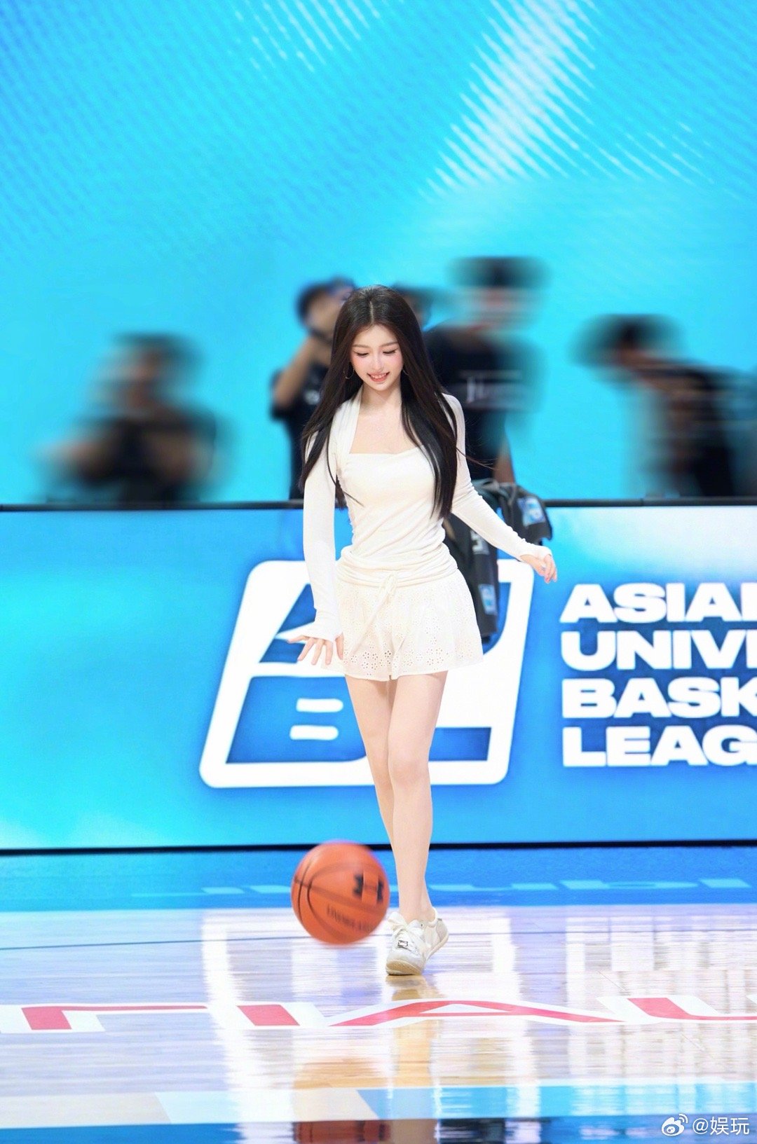 虞书欣铁了心要养梦女明明行程赶路还不忘饭撒，穿搭精致得无可挑剔，欣欣养梦女真的太