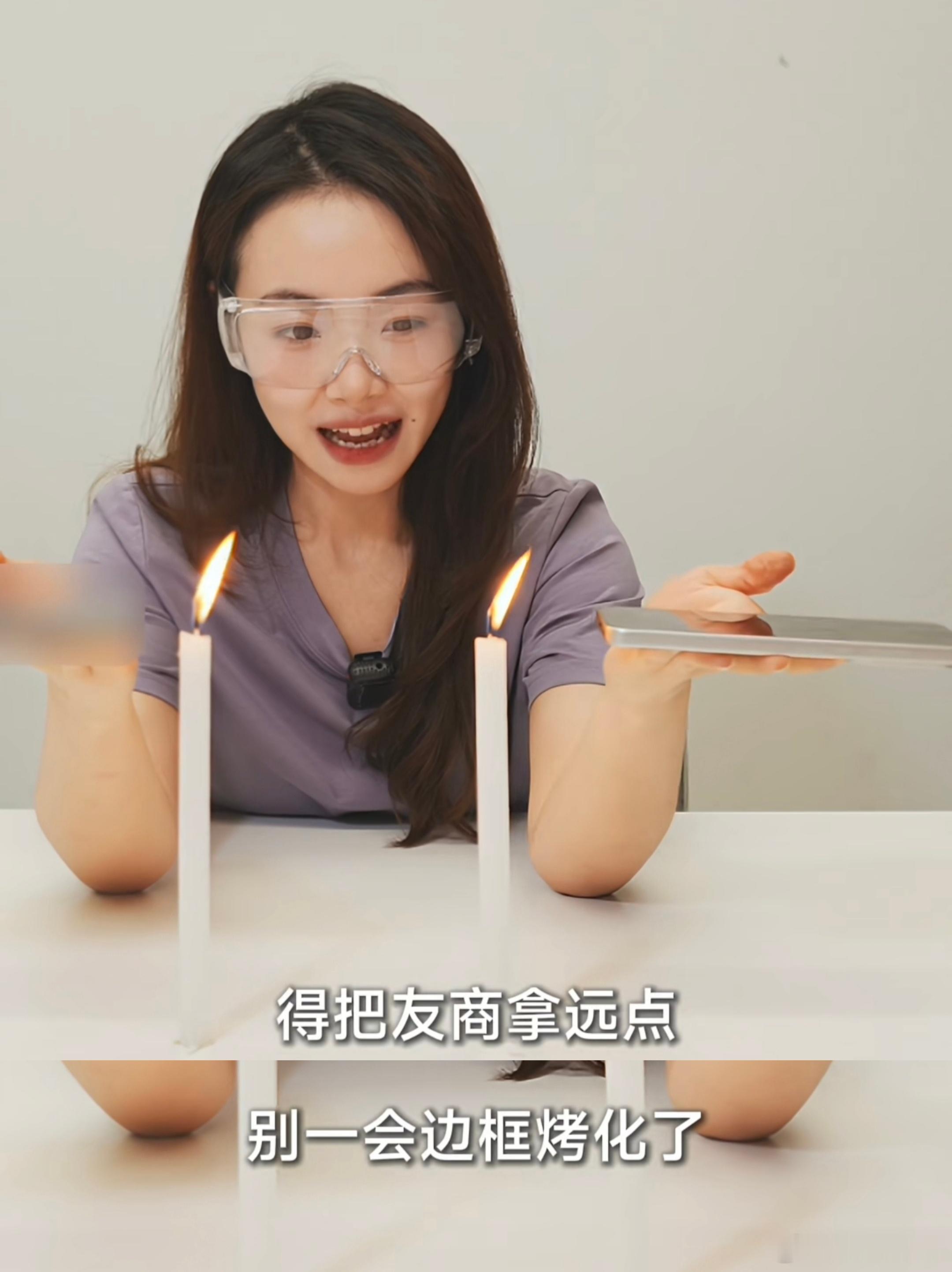 在用扰动火焰比较K80至尊版与友商至尊版的扬声器效果时，馨心：“得把友商拿远点，