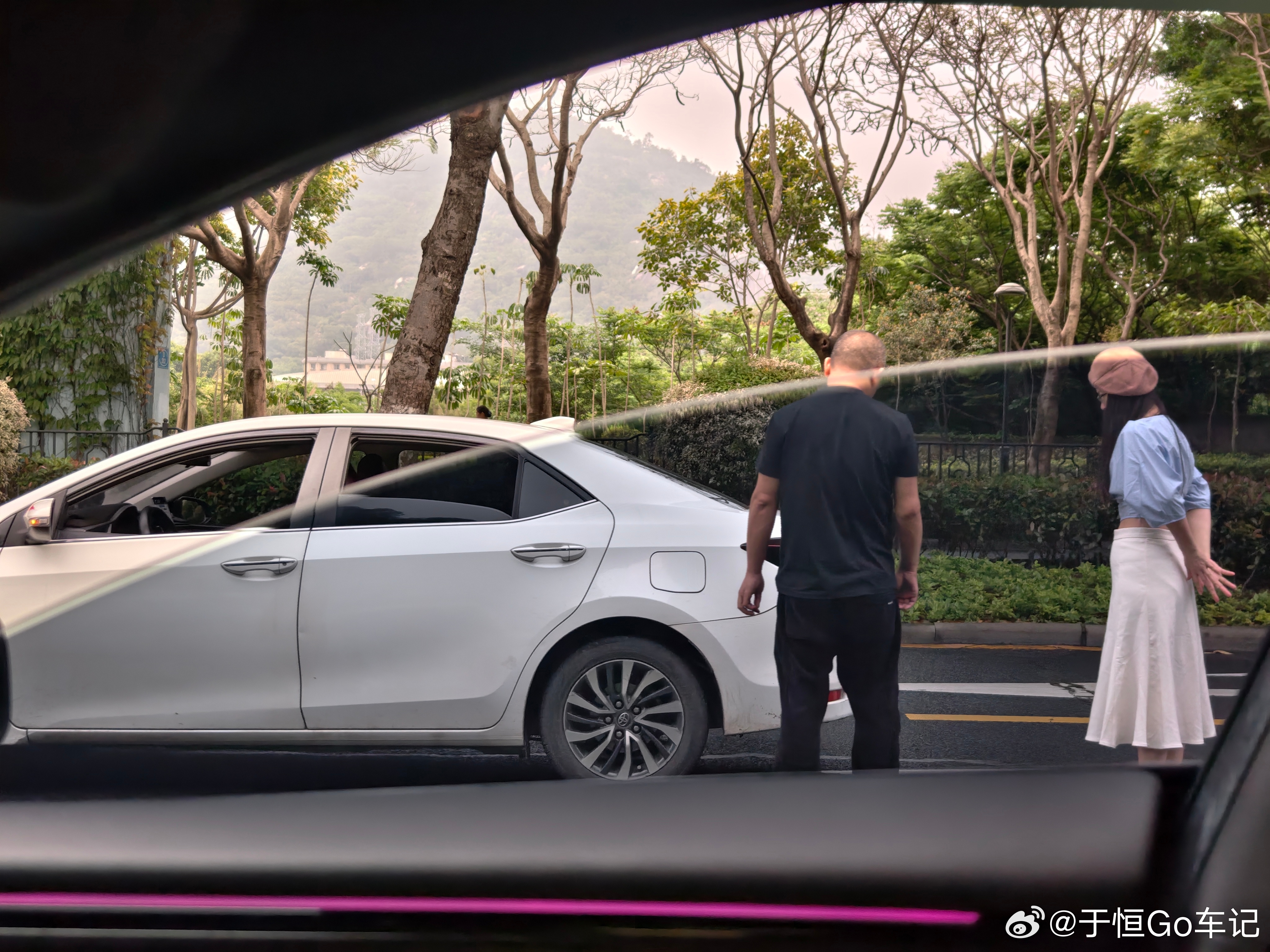 小姐姐的五菱mini右前车头刮擦到大哥的卡罗拉，卡罗拉大概率是滴滴，看着后排还有