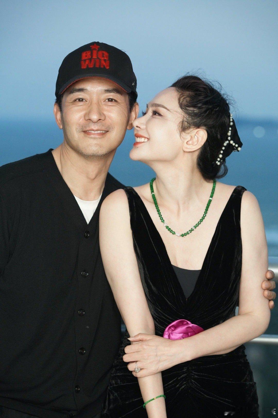 郭晓东郭晓东程莉莎比心毫无默契三连拍比心任务算是艰难完成，虽然全程不同步，但离场