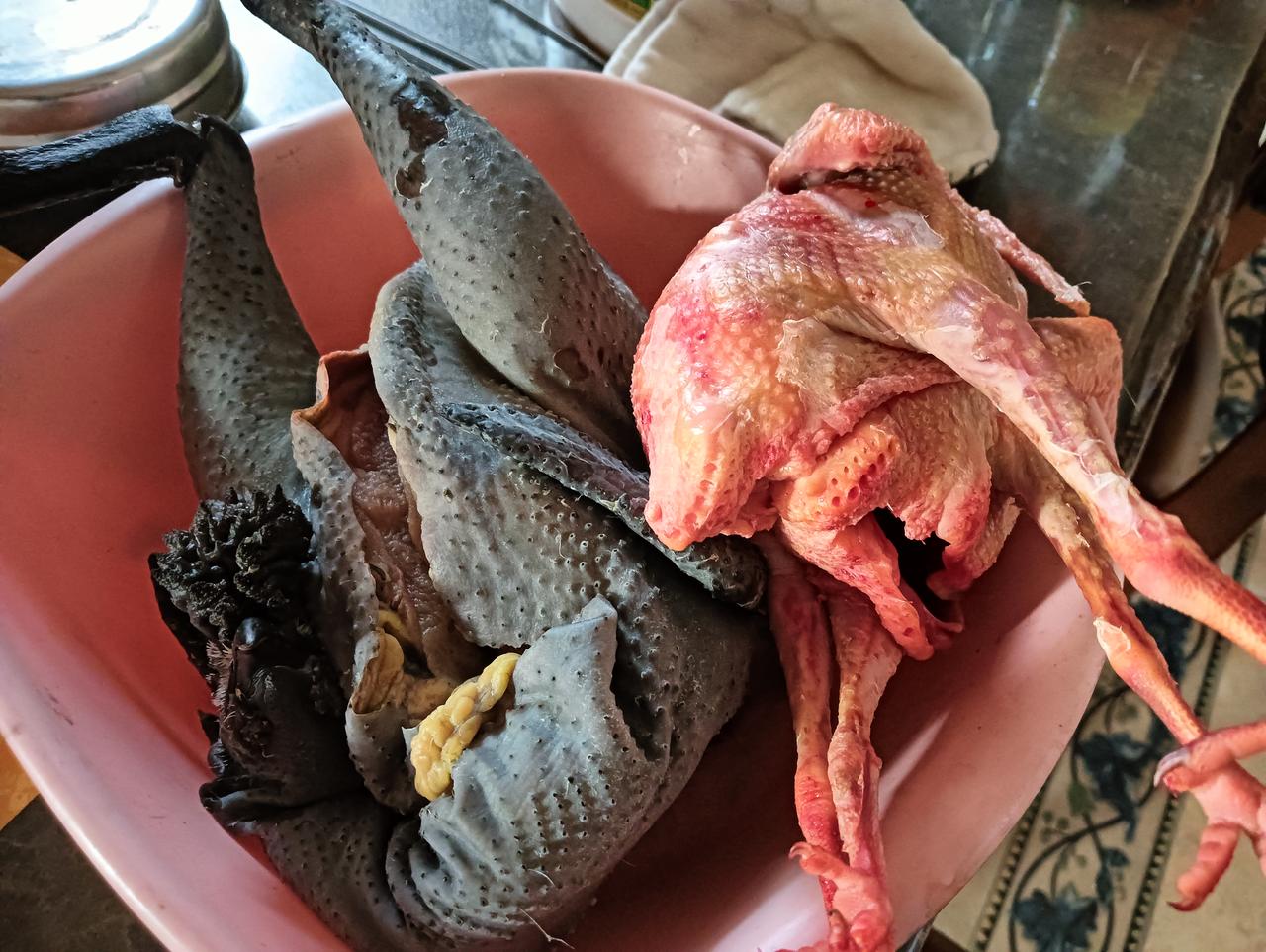 远程投喂
临近假期，儿子还在出差不能回来了，心疼孩子们的辛劳，杀了乌鸡鸽子，烤了
