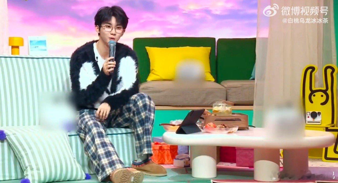 马嘉祺你真没把大家当外人 马嘉祺：看我秋裤！大方展示的同时还不忘叮嘱大家保暖，连