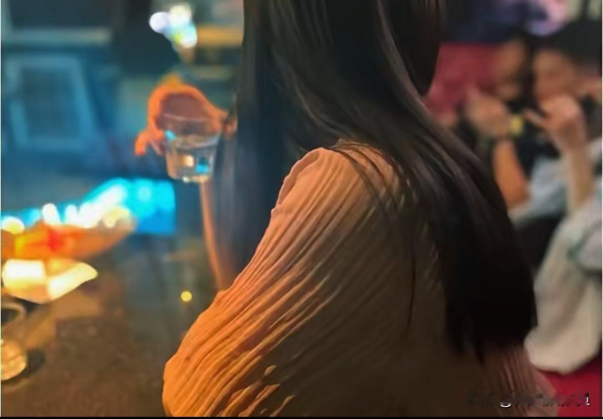 出轨的女人，总有一些自以为是的想法。


她们出轨后，以为自己很有魅力，能把男人