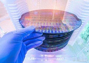 我国突破瓶颈成功研制新型芯片据媒体报导，北京大学孙仲团队研发的基于阻变存储器（R