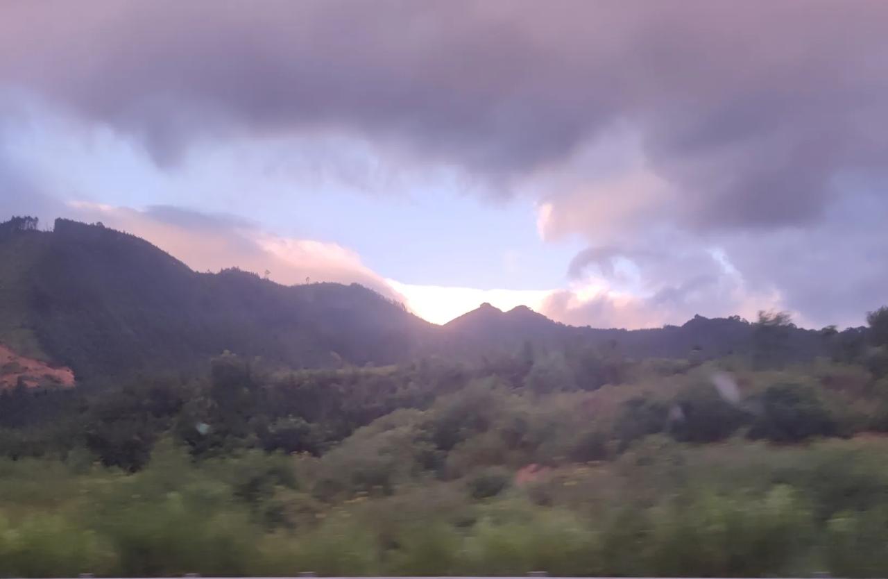 # 国庆假期的意外惊喜：在湖南的旅途中遇见雪山虹谷！

国庆长假终于来了，大家都