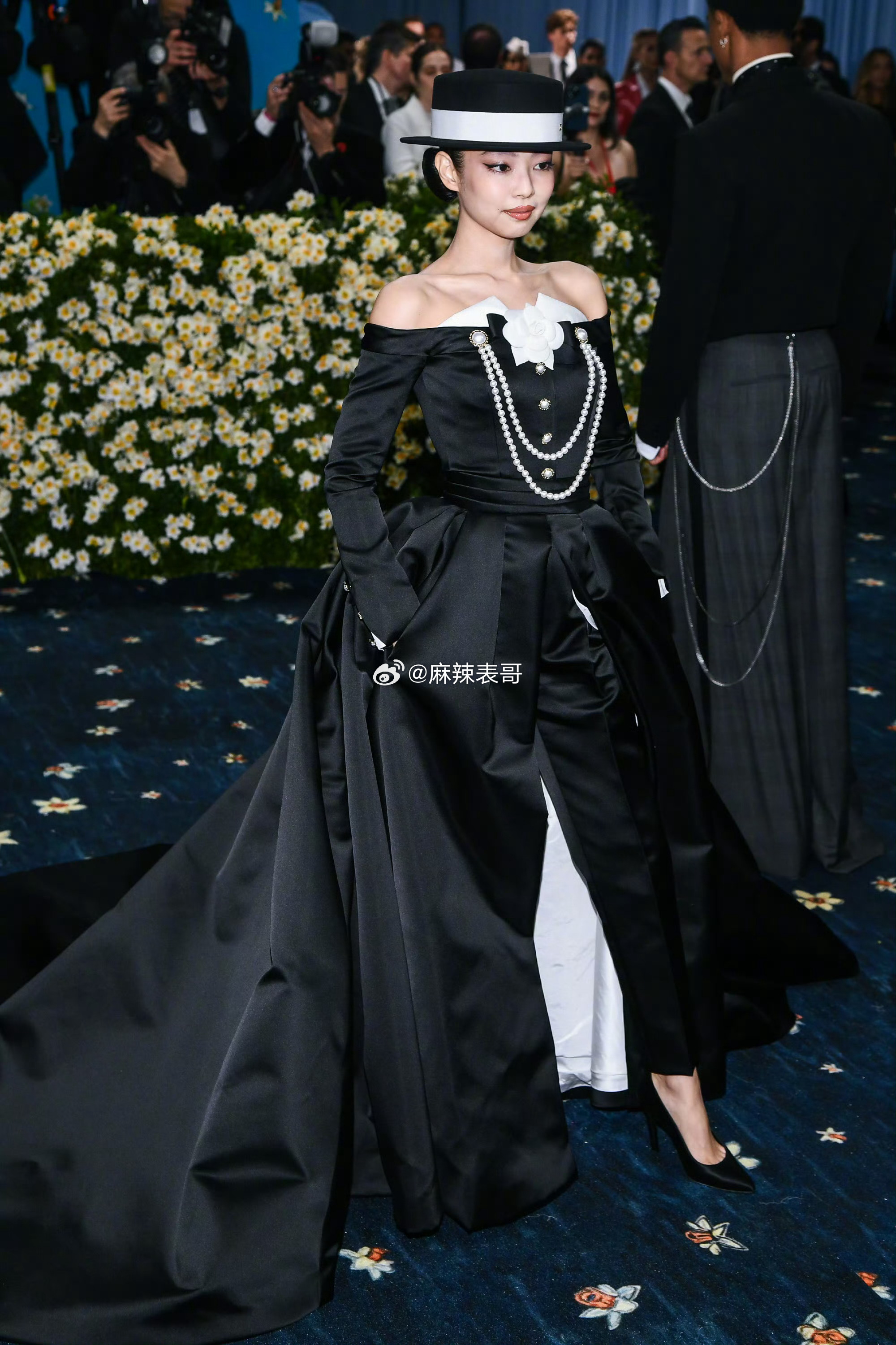 原来lisa和Jennie不是天生高冷脸啊他们看到麦粒的时候都笑变形了 ​​​
