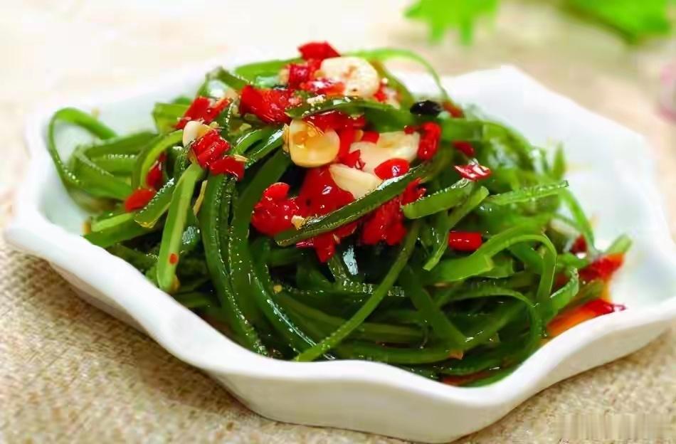 泸州味道 【凉拌海带丝】用料干海带丝、香菜、胡萝卜、大蒜、香醋、辣椒、生抽、糖 
