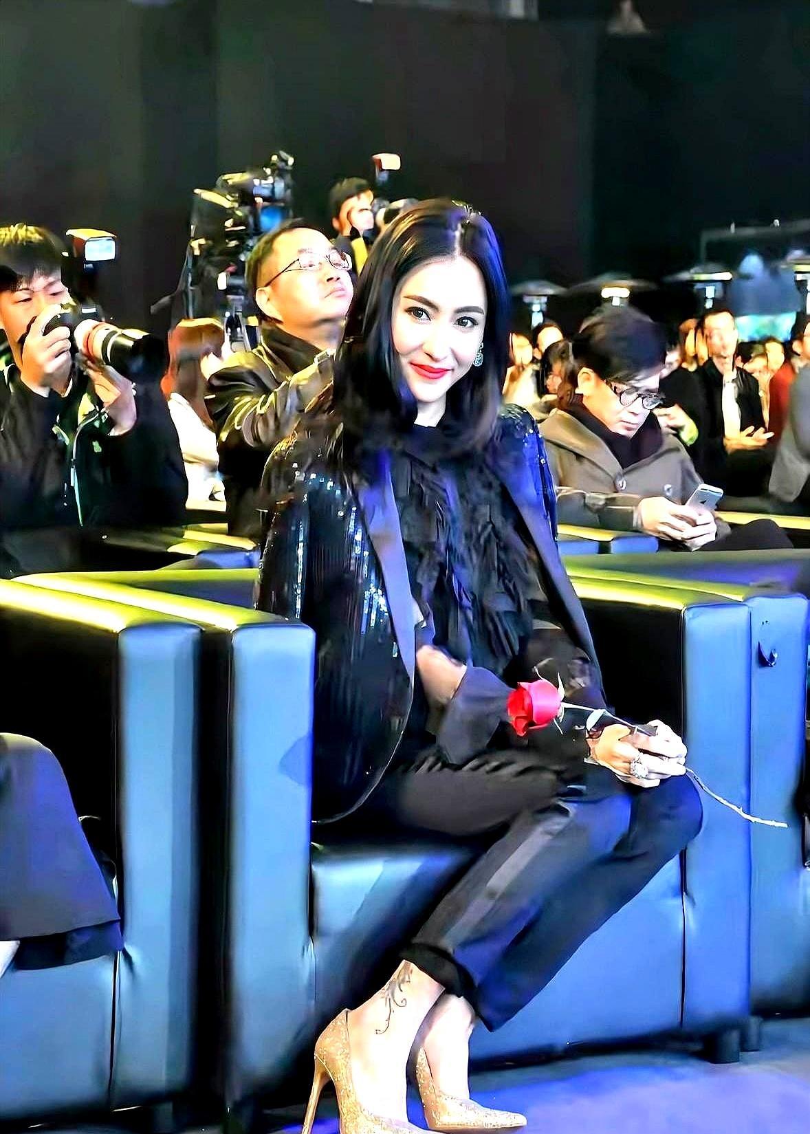 没拿一个新剧本，张柏芝单靠一条黑领带和一根手杖，就把内娱一众拼命凹造型的小花杀得