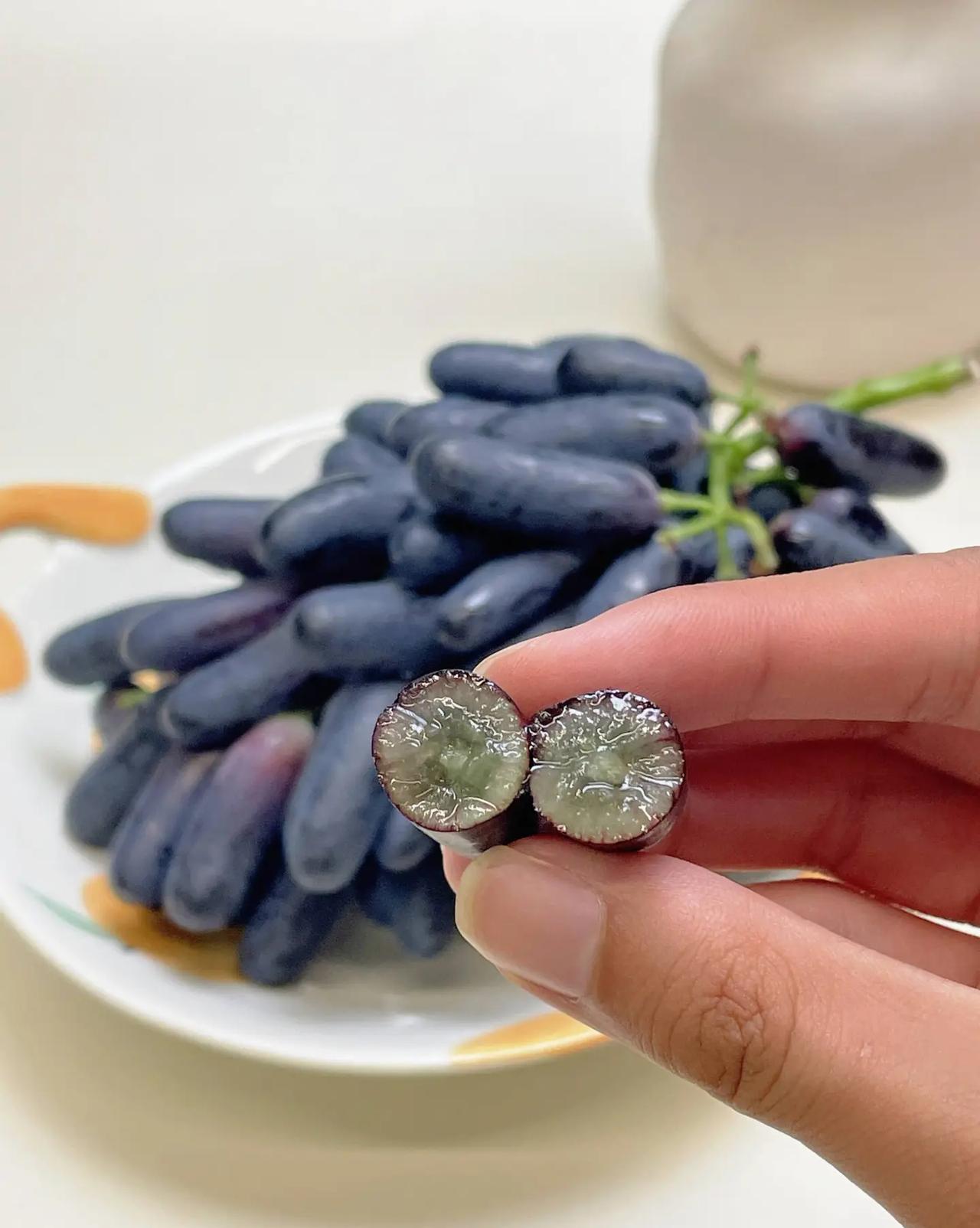真是服了
早上婆婆又买了
这种长长的黑色葡萄回来，我跟她说过很多次了……
 
早