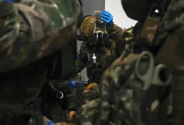 七次重伤、主动脉换成人造血管，他为什么还在前线？
全身像被拆过一遍又重新装上钛合
