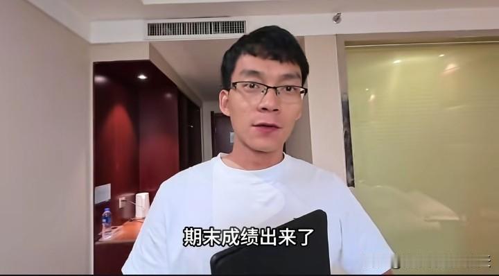 期末成绩出来了！唐尚珺10门功课全部顺利及格，一开始他还担心会有不合格的，原来是