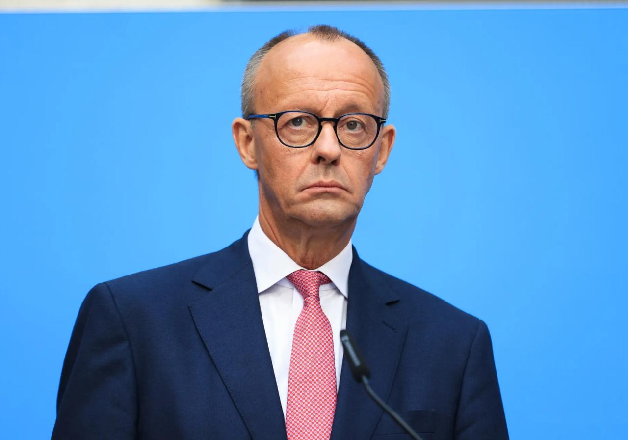 以德国总理默茨为例，欧洲政客的愚蠢和傲慢，让人难以理解
 
这两天，德国财长兼副