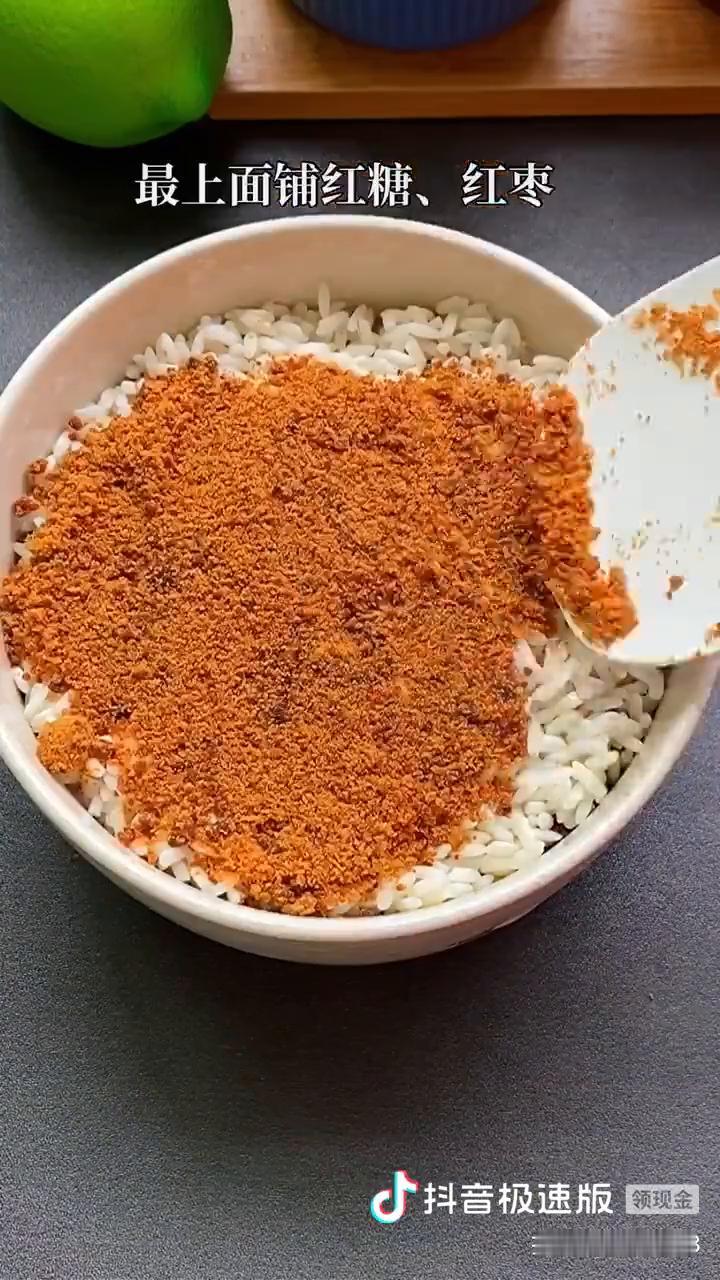 ·糯米提前浸泡一晚。
·碗中铺葡萄干、红枣，再铺一层薄薄的糯米。
·红糖、葡萄干