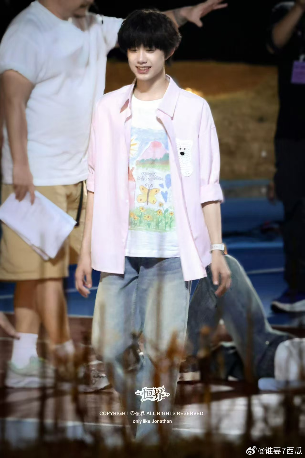 陈奕恒篮球压腕 每次看到陈奕恒的篮球压腕都忍不住赞叹，动作标准又好看，少年感十足