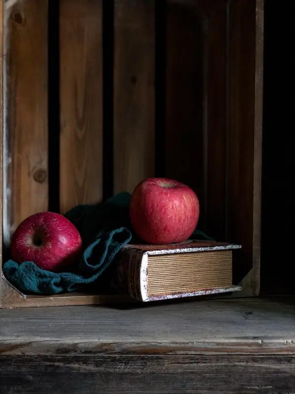 正好我大学同学是山东淄博的，我就问他有没有去买“苹果哥”的苹果，苹果真像视频里摆
