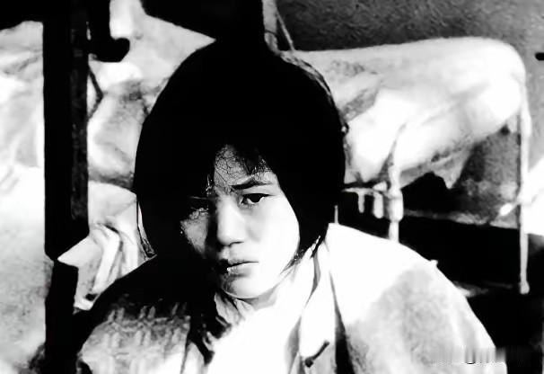 1937年，一个小姑娘落到了鬼子手里，鬼子急不可耐地就要霸王硬上弓，谁知，小姑娘