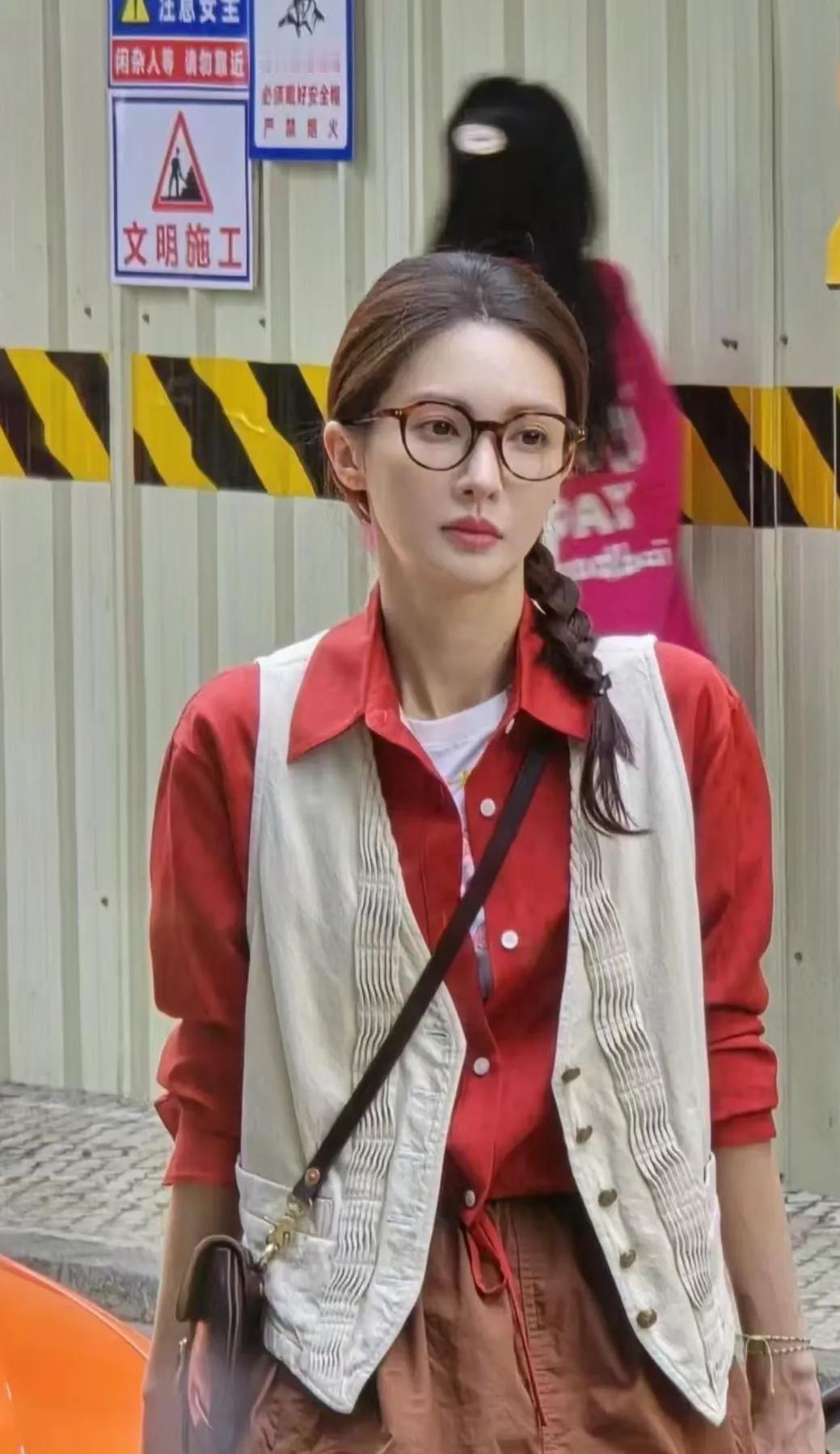澳门偶遇金晨拍戏
金晨气质真的好好呀！
真是又美气质又好
肤白头小天鹅颈
而且演
